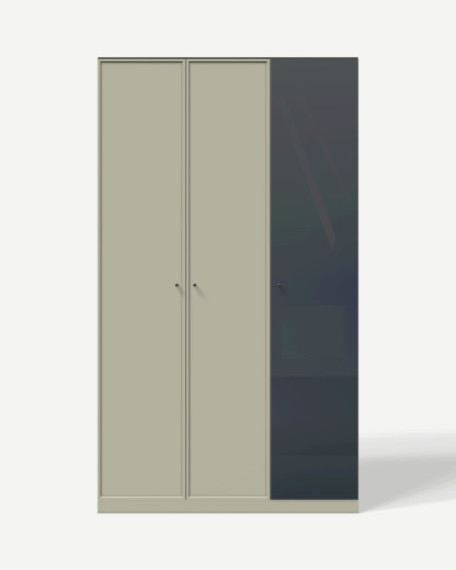 Szafa w kolorze Czerń aksamitna z lustrzanymi frontami i drążkami – mebel na wymiar