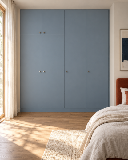 Szafa w kolorze Niebieski denim z półkami – mebel na wymiar